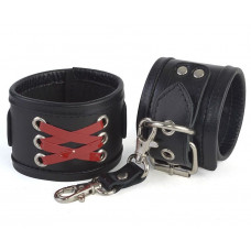 Кожаные наручники с декоративной лаковой шнуровкой Кожаные наручники с декоративной лаковой шнуровкой
