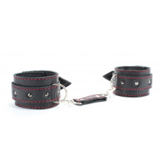 Черные оковы с шипами и контрастной строчкой Черные оковы с шипами и контрастной строчкой