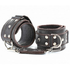 Коричневые кожаные оковы с клепками Коричневые кожаные оковы с клепками