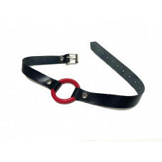 Красный кляп-кольцо на черных кожаных ремешках Красный кляп-кольцо на черных кожаных ремешках