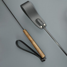 Черный кожаный стек с деревянной рукоятью - 69 см. Черный кожаный стек с деревянной рукоятью - 69 см.