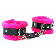Розовые меховые наручники с ремешками из лакированной кожи Розовые меховые наручники с ремешками из лакированной кожи