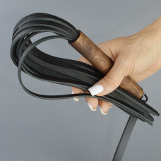 Черная кожаная плеть с деревянной рукоятью - 44 см. Черная кожаная плеть с деревянной рукоятью - 44 см.