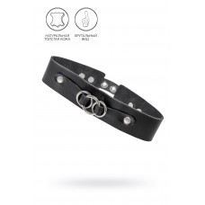 Черный чокер-ошейник со связанными кольцами на подложке Черный чокер-ошейник со связанными кольцами на подложке