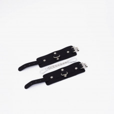 Черные кожаные наручники с хромированной фурнитурой