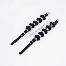 Черные кожаные наручники из звеньев