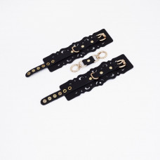 Черные кожаные наручники с узорами и золотистой фурнитурой