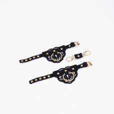 Черные кожаные наручники с клепками, кольцами и золотистой фурнитурой